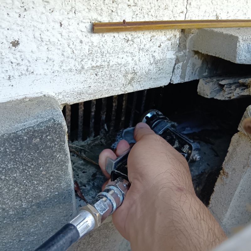 床下換気口からシロアリ駆除剤を散布