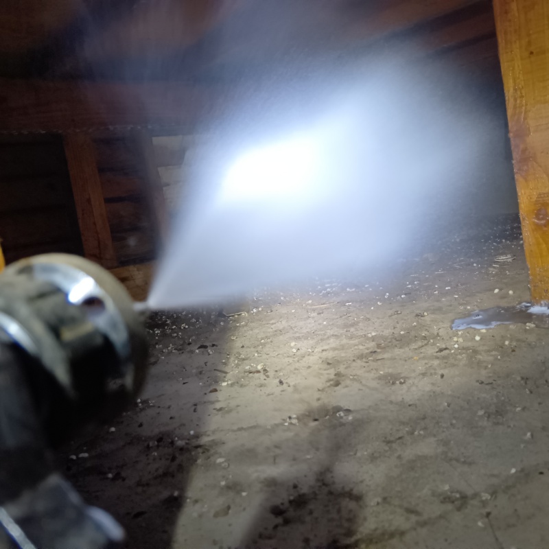 床下の地面にシロアリ駆除剤を散布