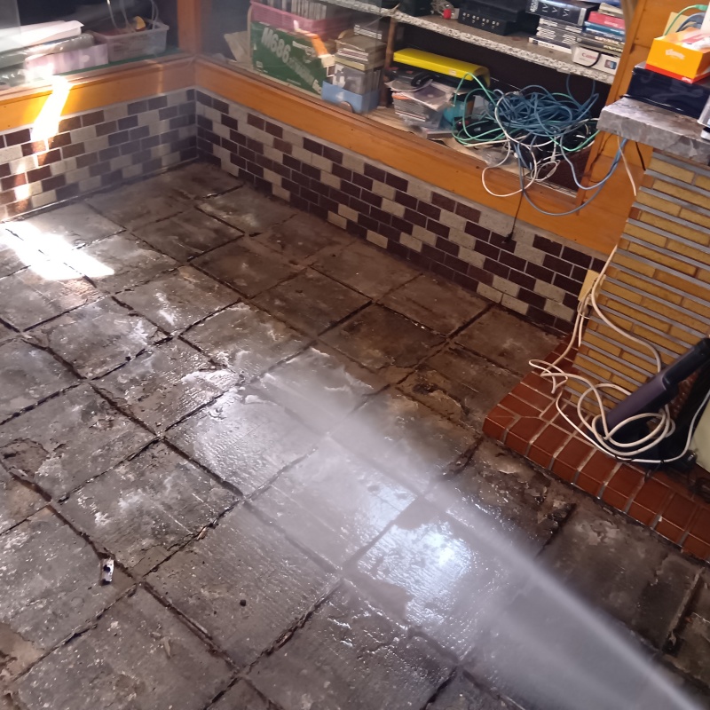 建物の外周にシロアリ駆除剤を散布