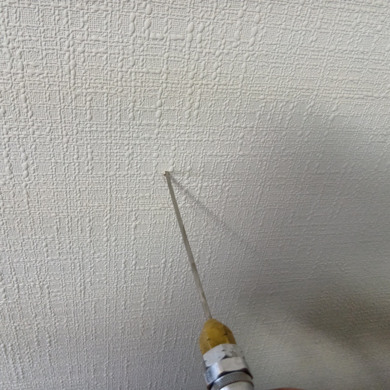 壁にシロアリ駆除剤を注入