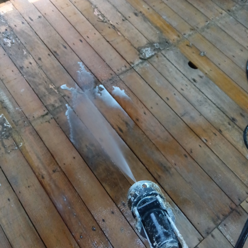 室内の床にシロアリ駆除剤を散布