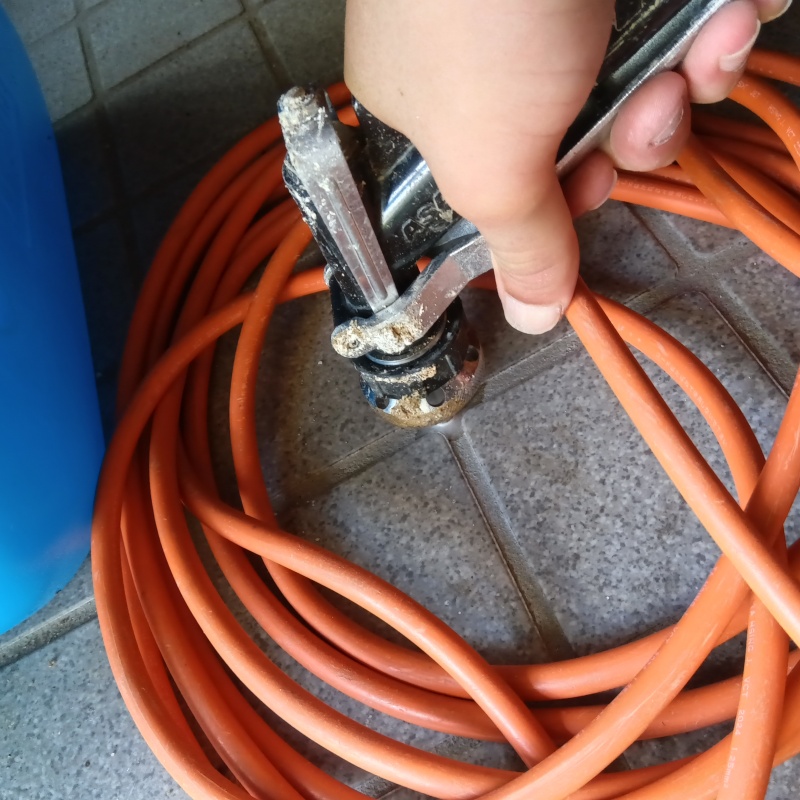 床にシロアリ駆除剤を注入