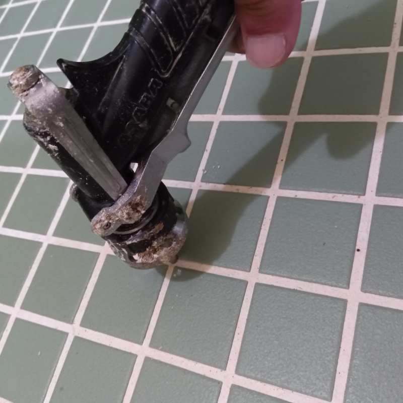 床にシロアリ駆除剤を注入