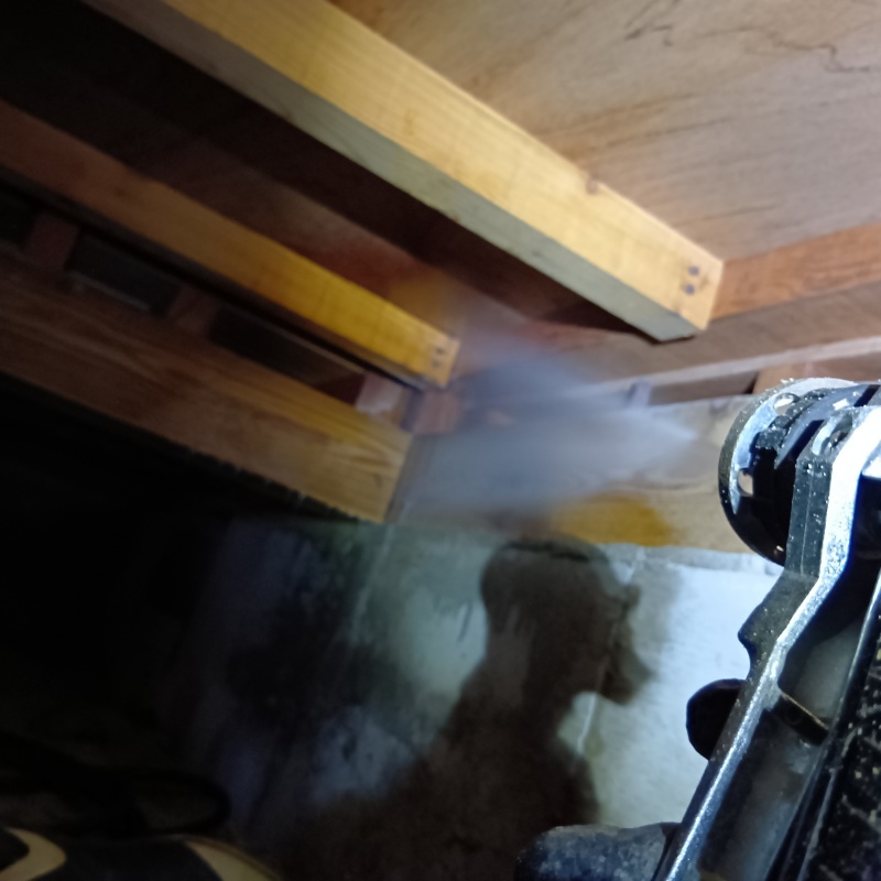 床下の木材にシロアリ駆除剤を散布