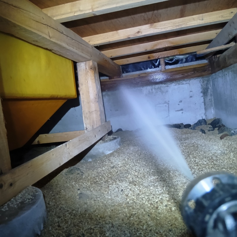 床下の木材にシロアリ駆除剤を散布