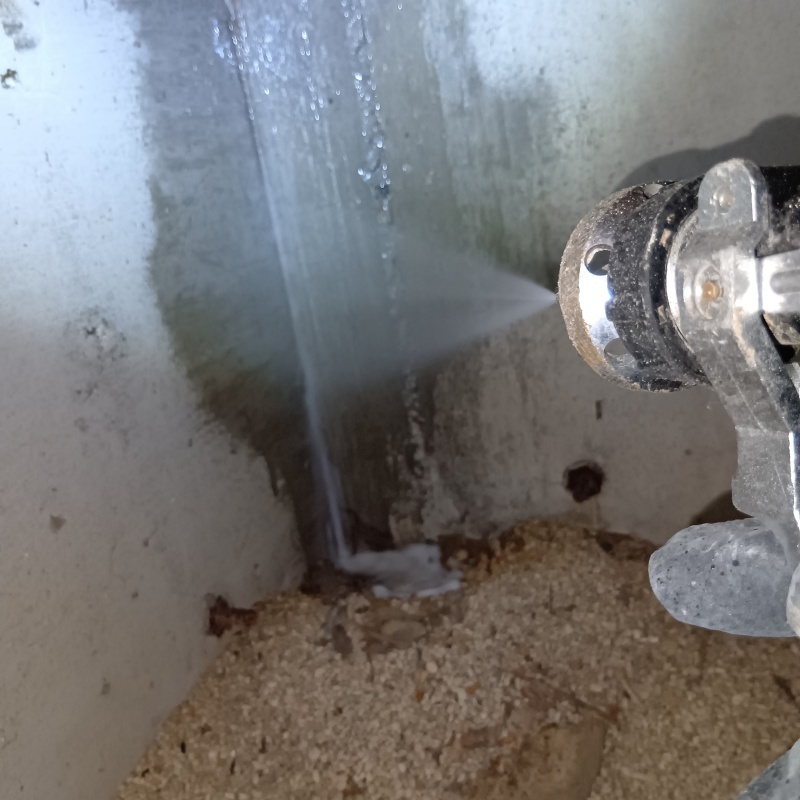 床下の地面にシロアリ駆除剤を散布