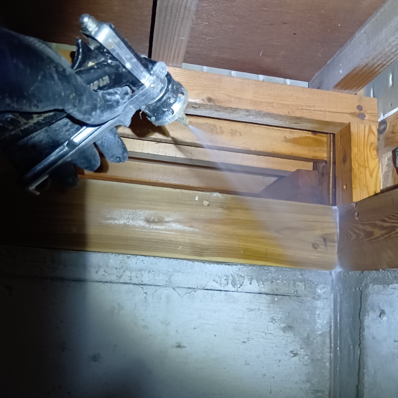 床下の地面にシロアリ駆除剤を散布