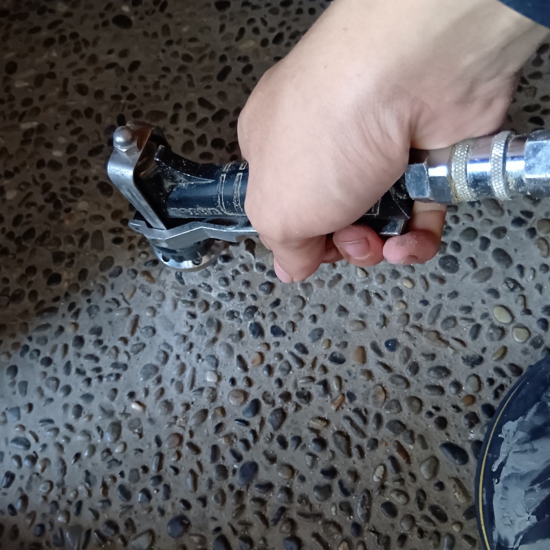 床にシロアリ駆除剤を注入