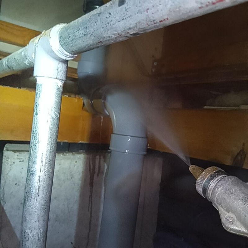 床下の木材に防蟻剤を散布