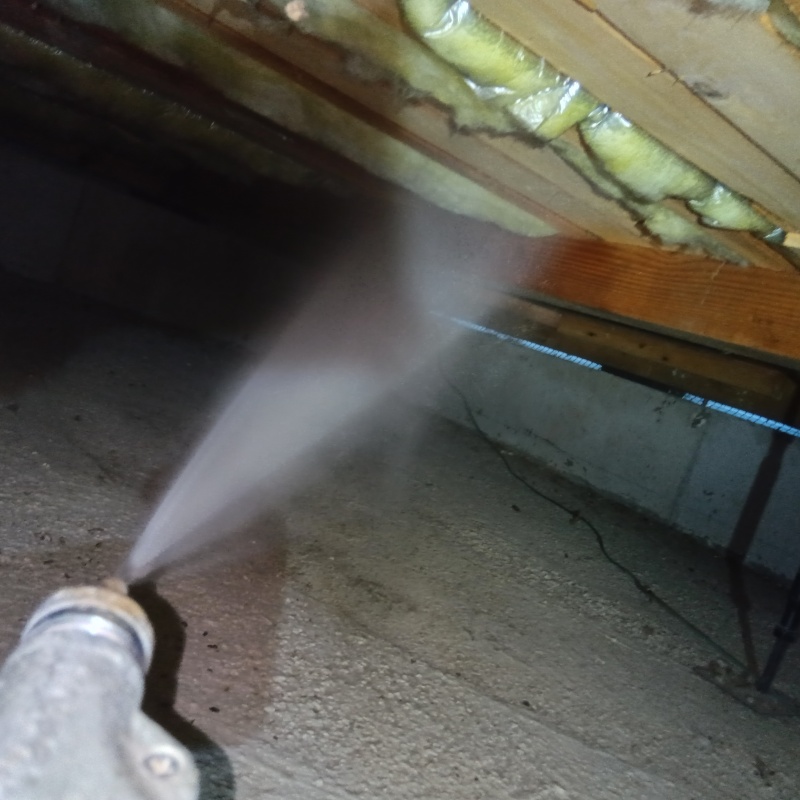 床下の木材に防蟻剤を散布