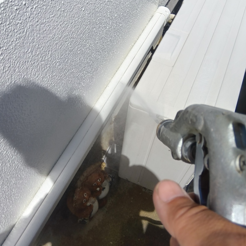 屋外の地面に防蟻剤を散布