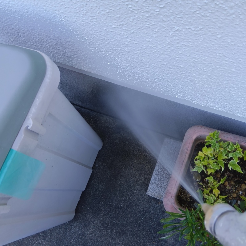 屋外の地面に防蟻剤を散布