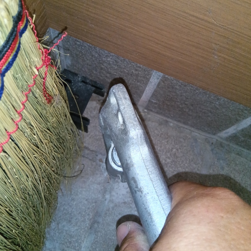 床に防蟻剤を注入