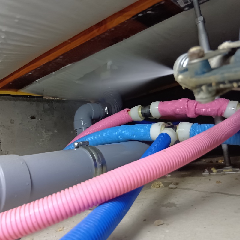 床下の木材に防蟻剤を散布