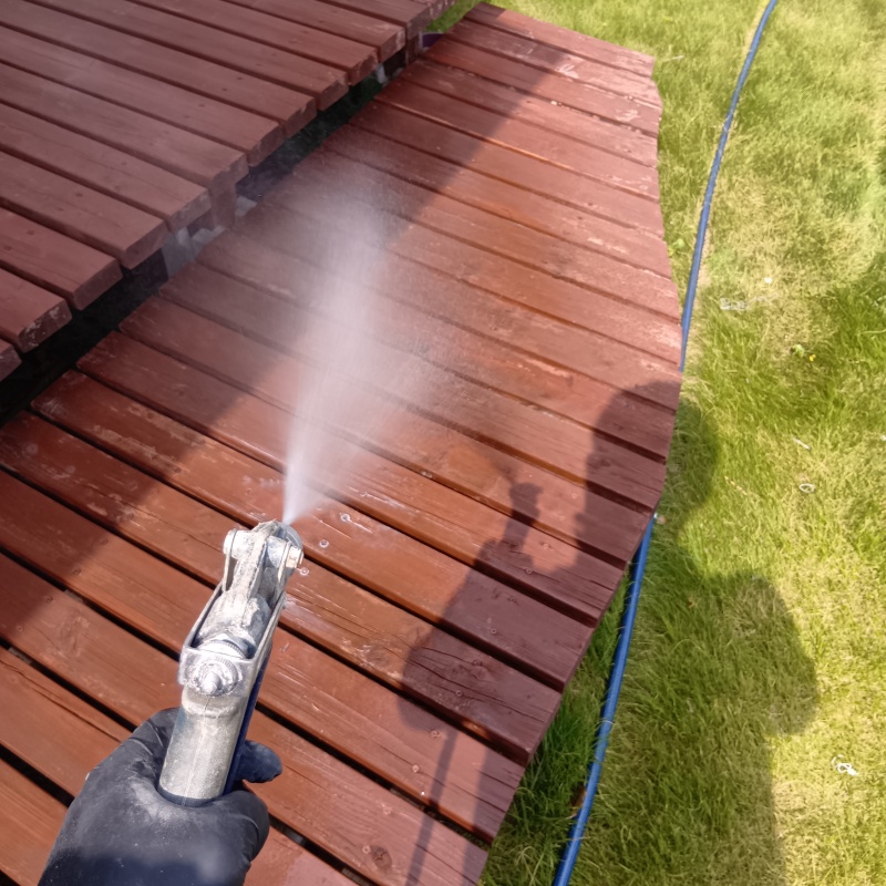 ウッドデッキに防蟻剤を散布