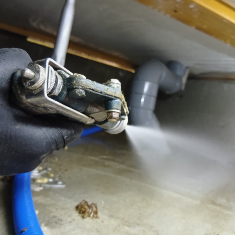 床下の地面に防蟻剤を散布