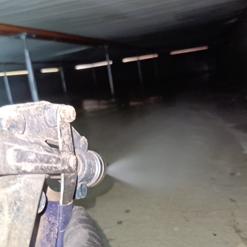 床下の地面に防蟻剤を散布