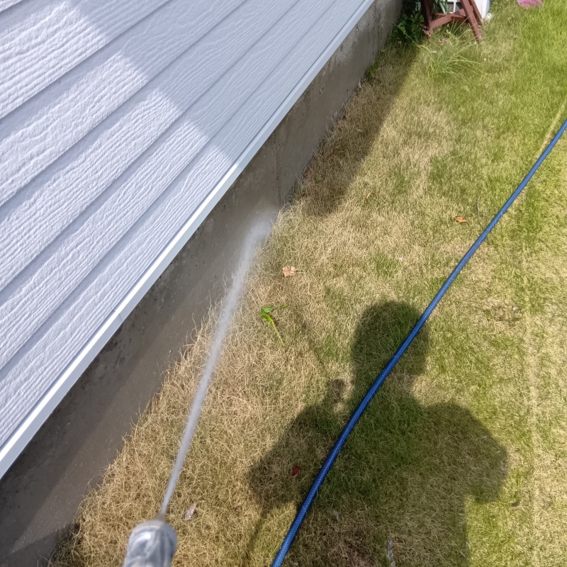 建物の外周に防蟻剤を散布