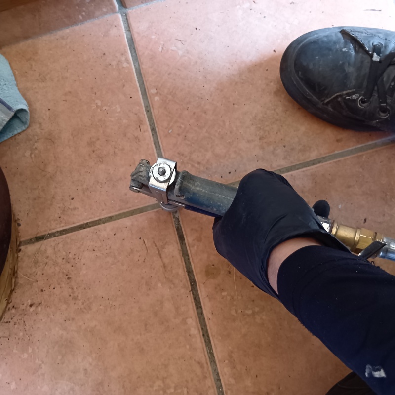 床に防蟻剤を注入