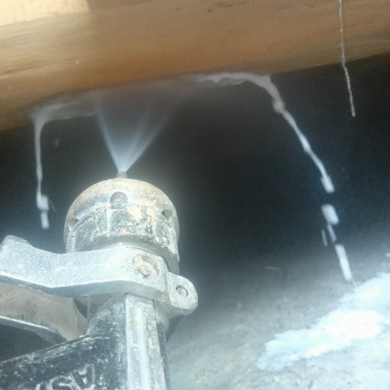 床下の木材にシロアリ駆除剤を散布