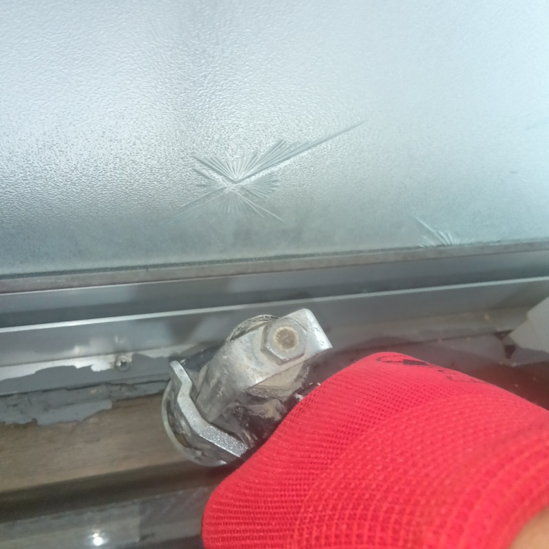 傷んだ木部にシロアリ駆除剤を注入