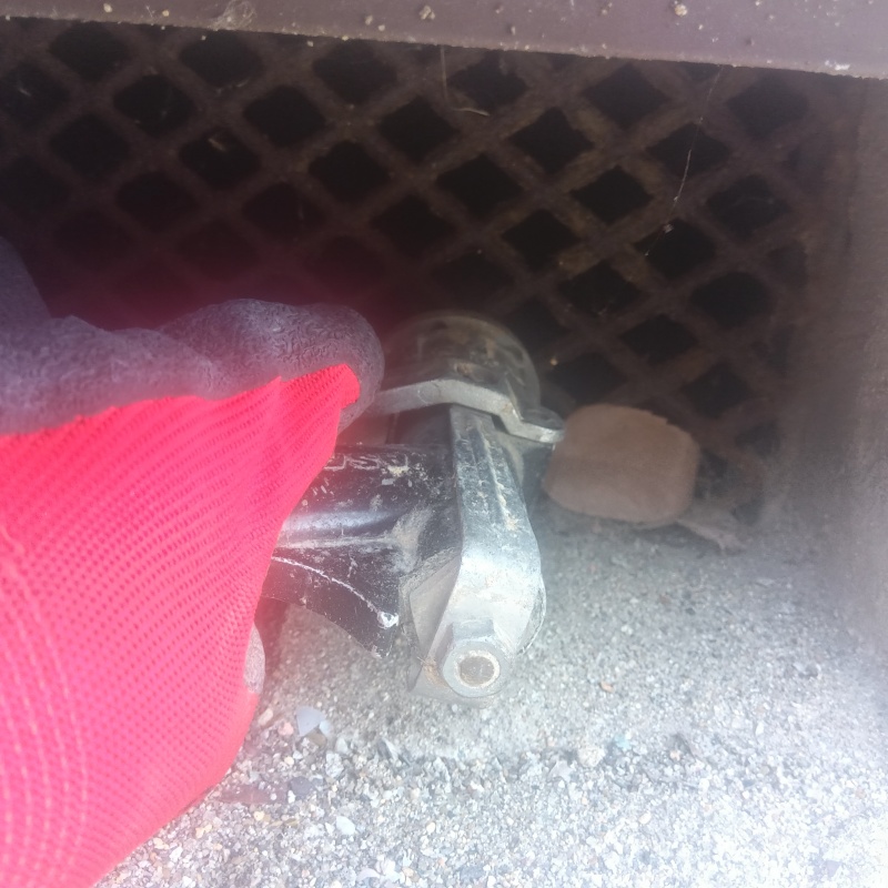 床下換気口からシロアリ駆除剤を散布