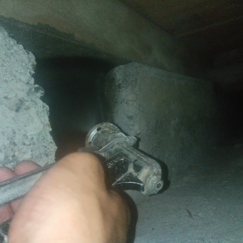 床下の地面にシロアリ駆除剤を散布