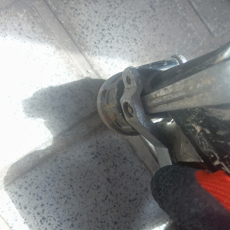 床にシロアリ駆除剤を注入