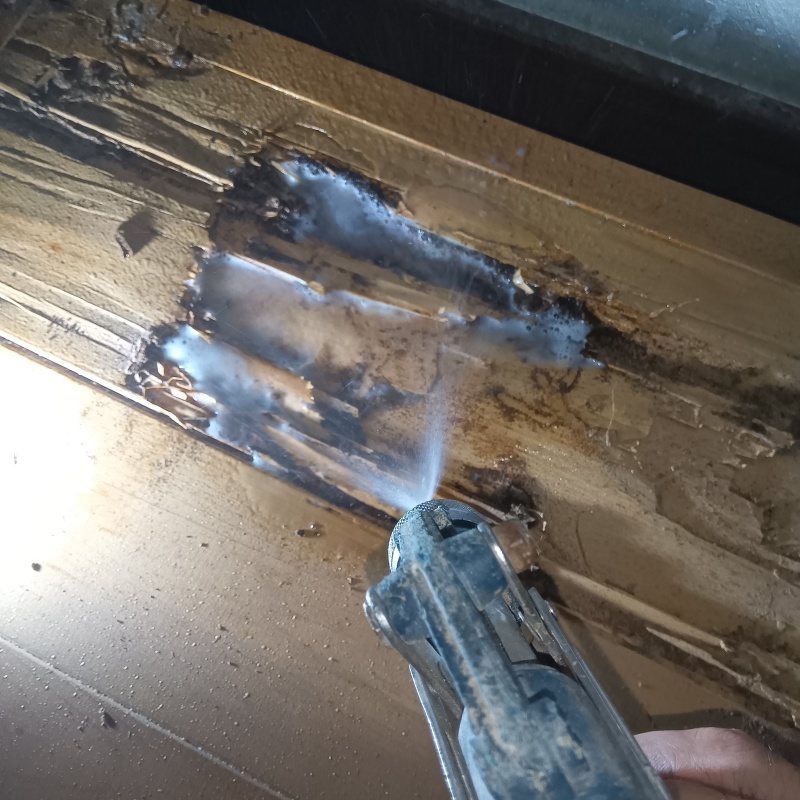 傷んだ木材にシロアリ駆除剤を散布
