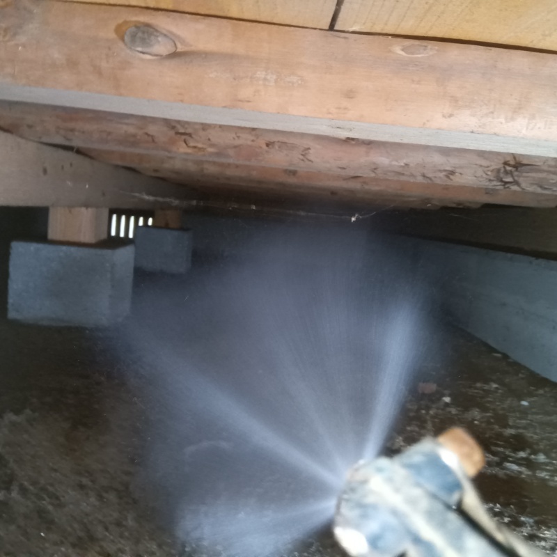 床下の地面にシロアリ駆除剤を散布