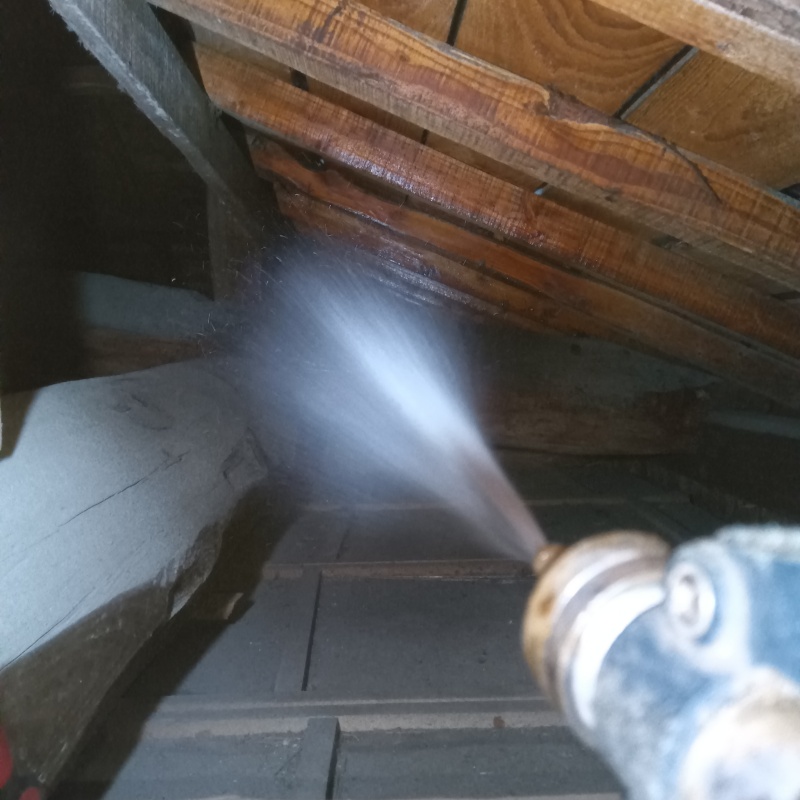 屋根裏にシロアリ駆除剤を散布