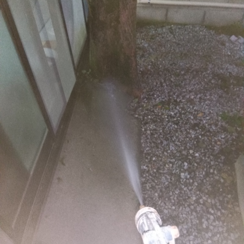 建物の外周にシロアリ駆除剤を散布