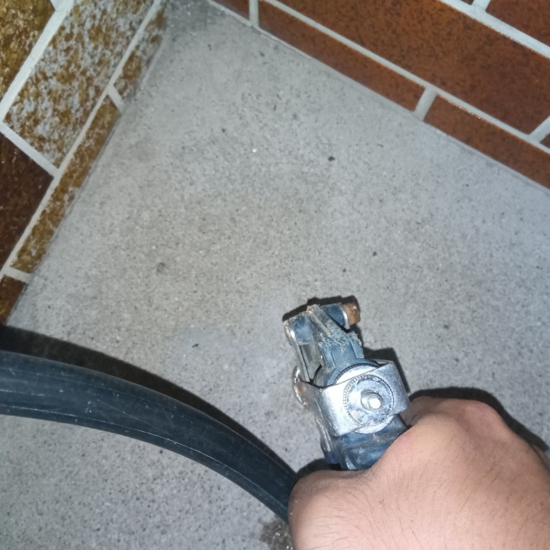 床にシロアリ駆除剤を注入