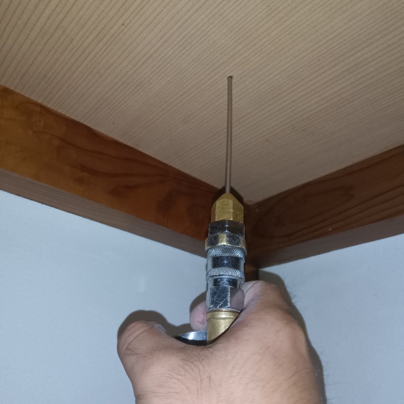 天井にシロアリ駆除剤を注入