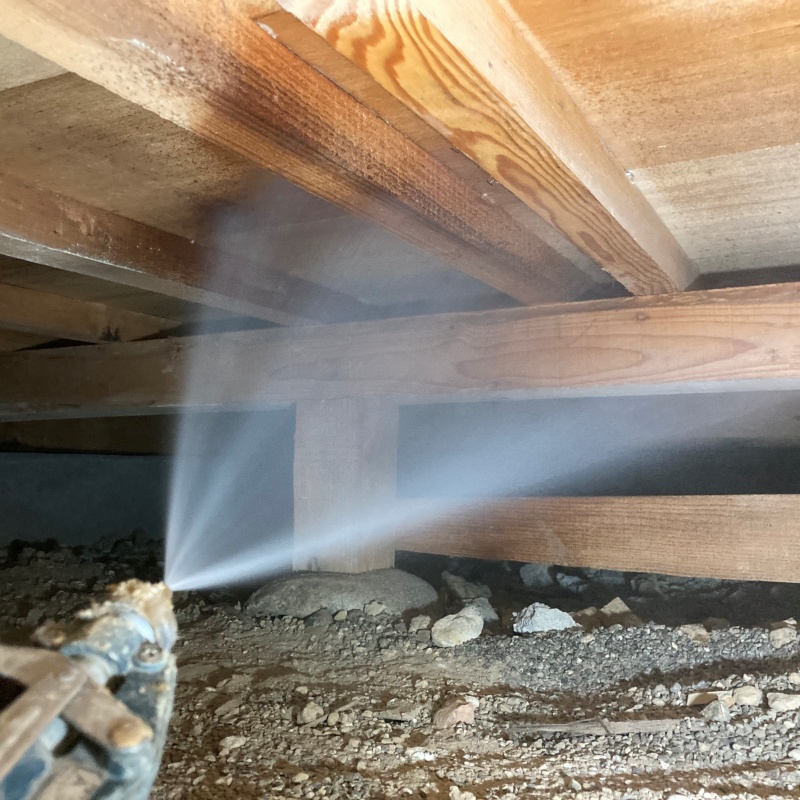 床下の木材にシロアリ駆除剤を散布