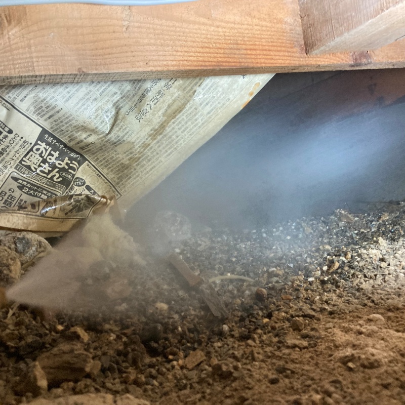 床下の地面にシロアリ駆除剤を散布