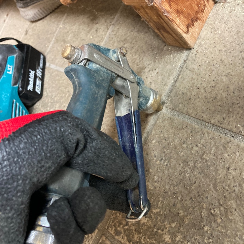 床にシロアリ駆除剤を注入