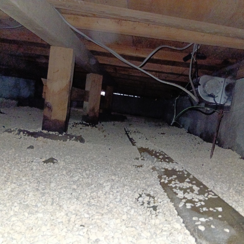 床下に調湿剤を敷き詰めた様子