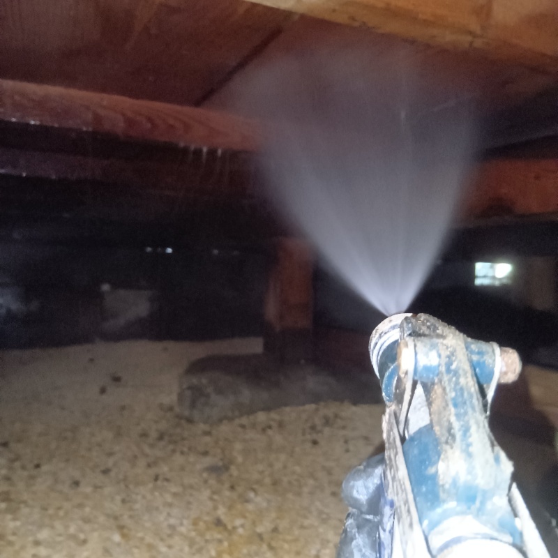 床下の木材にシロアリ駆除剤を散布