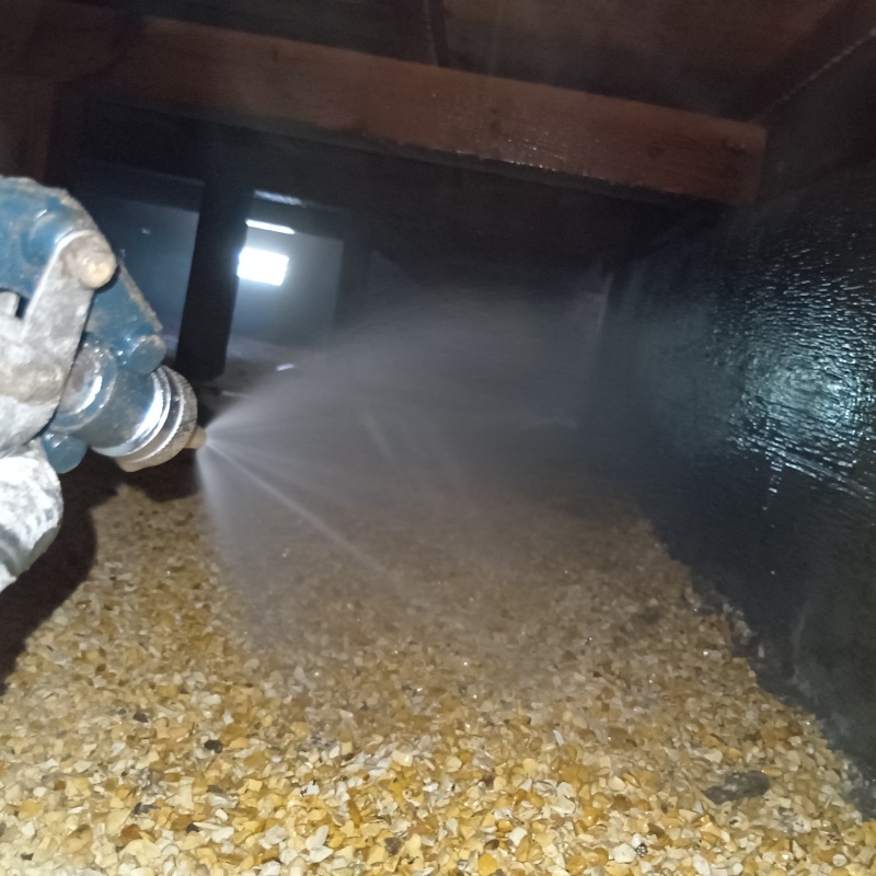 床下の地面にシロアリ駆除剤を散布