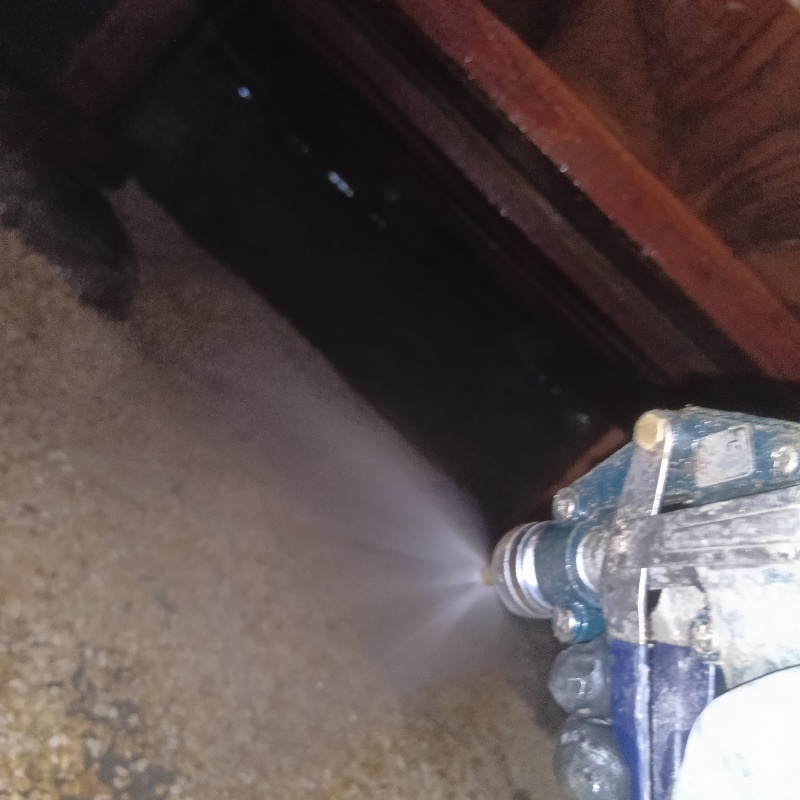 床下の地面にシロアリ駆除剤を散布