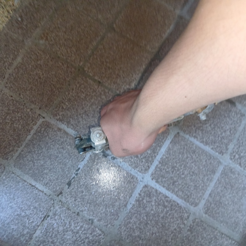 床にシロアリ駆除剤を注入