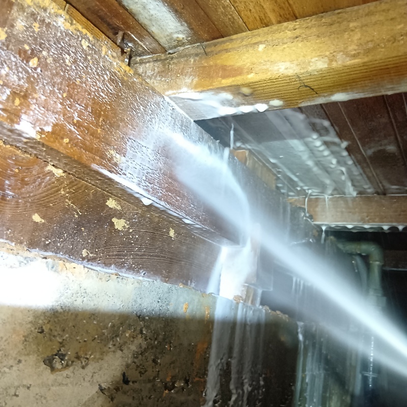 床下の木材にシロアリ駆除剤を散布