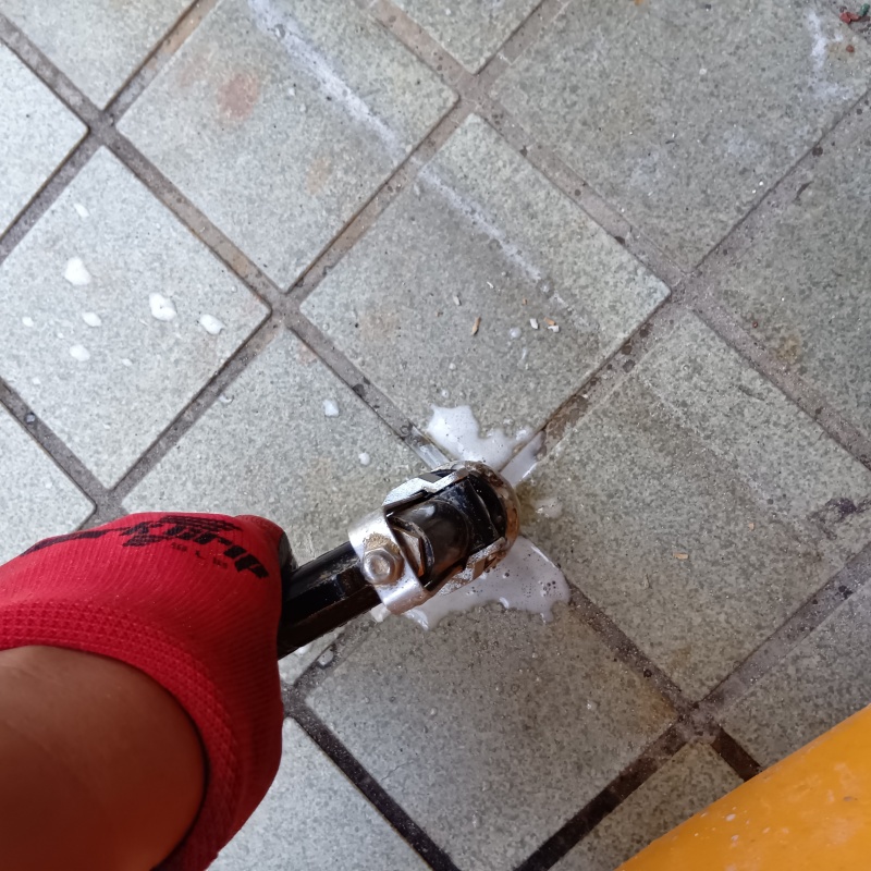 床にシロアリ駆除剤を注入