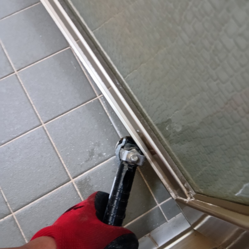 床にシロアリ駆除剤を注入