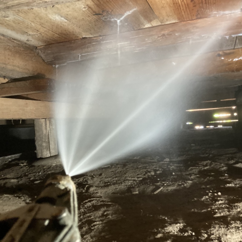 床下の木材に防蟻剤を散布