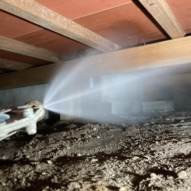 床下の木材に防蟻剤を散布