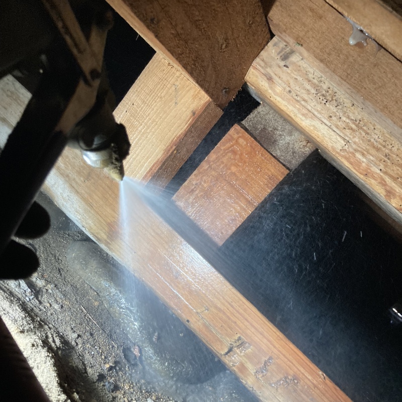 床下の地面に防蟻剤を散布