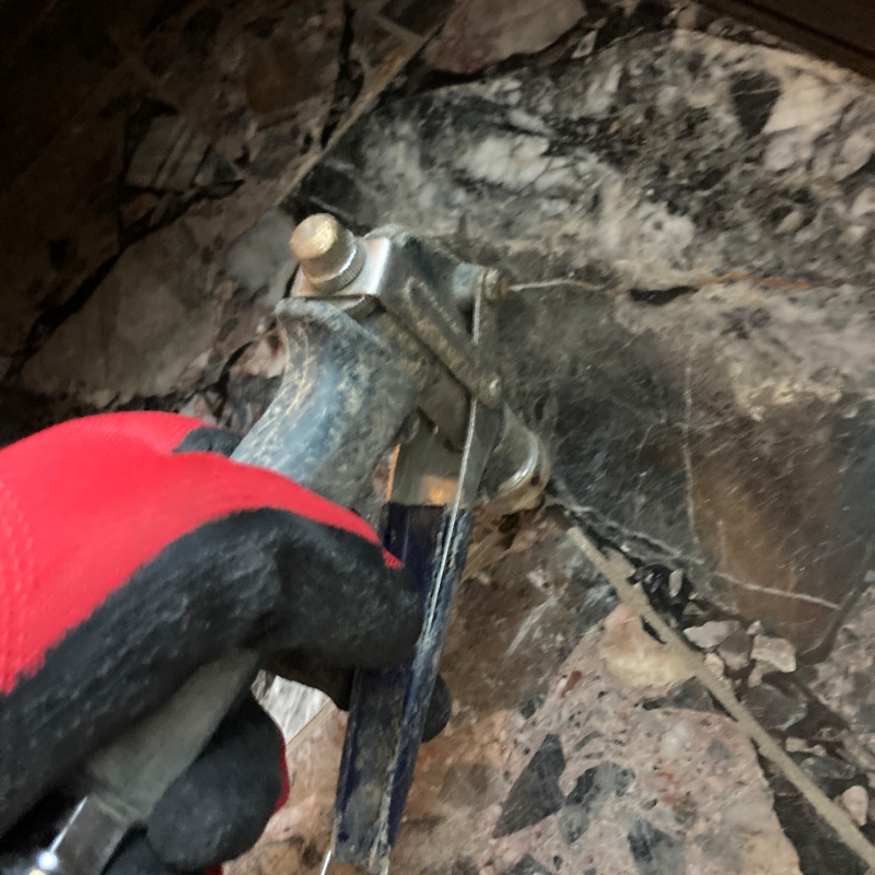 床に防蟻剤を注入