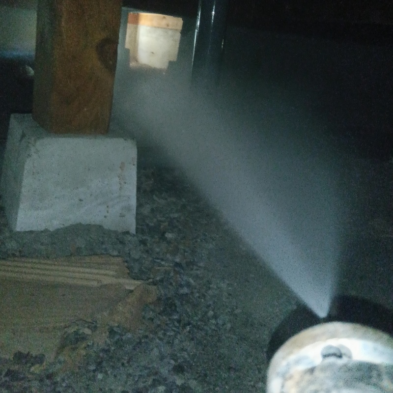 床下の木材にシロアリ駆除剤を散布